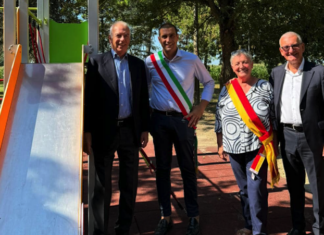 Inaugurati nuovi giochi in dieci parchi del territorio comunale colpiti dall’alluvione, grazie alla donazione di Alma Petroli