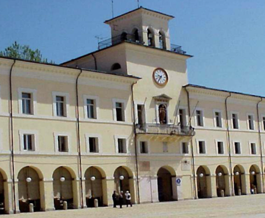 Cervia, dimissioni sindaco. L’opposizione: “Città sotto gogna mediatica. Non si poteva andare avanti così”