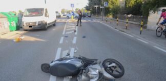 Prende un cordolo, poi cade a terra: centauro in ospedale