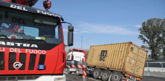 Strada allagata, cede asfalto al passaggio di un camion che rimane bloccato