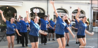 Flash mob per la Notte Rosa a Faenza con Giorgio e le Magiche Fruste della Romagna