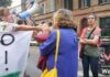 Abbattimento pini in via Maggiore, protesta e manifestazione di alcuni cittadini
