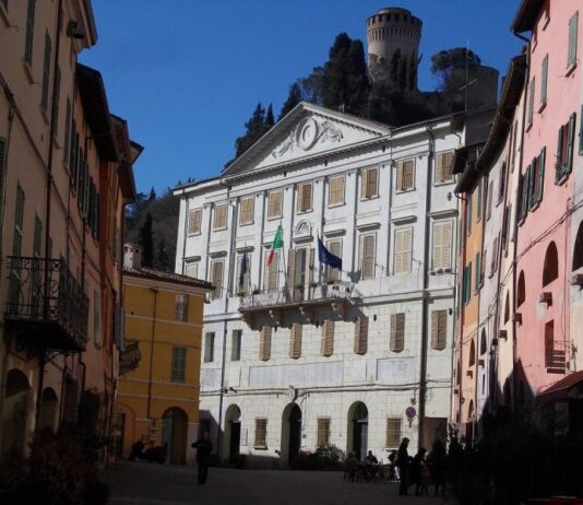 “Due poemi al femminile” al foyer del Teatro Pedrini