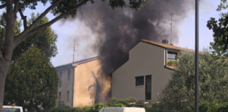 Scoppia un incendio in un gazebo: fiamme alte e alcune moto completamente distrutte