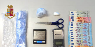 La Polizia arresta presunto spacciatore di cocaina: aveva 46 g di droga e 400 euro