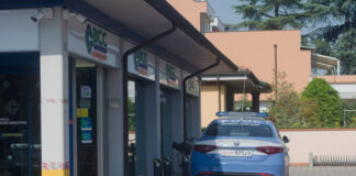 Furto davanti alla banca: rubano il portafogli ad una signora e scappano