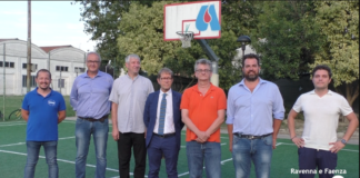 L’Avis ricostruisce il campo da basket distrutto dall’alluvione a Sant’Agata sul Santerno