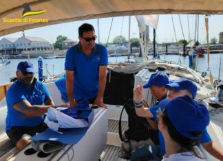 Esperienza formativa in barca per i bambini del centro educativo Anacleto grazie alla Guardia di Finanza