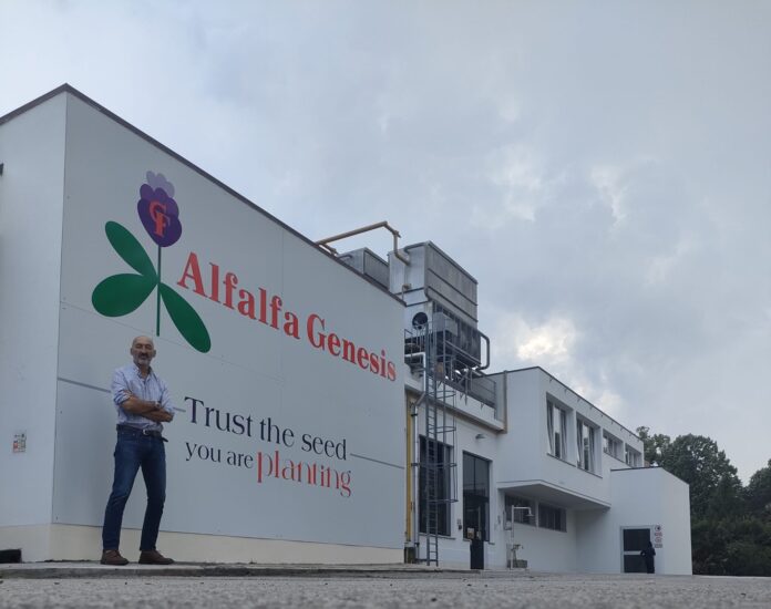 Il presidente di Apros Antonio Rossi di fronte al nuovo stabilimento