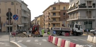 Grande avvallamento all’incrocio del Ponte delle Grazie: intervento in urgenza