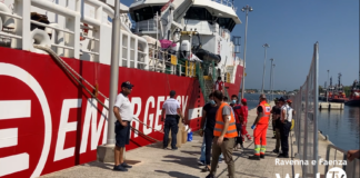 Terminato lo sbarco della Life Support a Ravenna: 170 migranti, tra cui una bimba di 6 anni