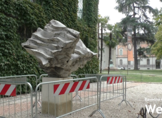 Il grande cubo alato di Zauli trasferito davanti al MIC