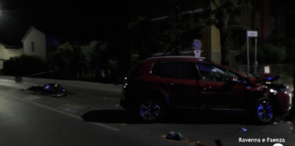 Schianto contro un’auto: motociclista perde la vita
