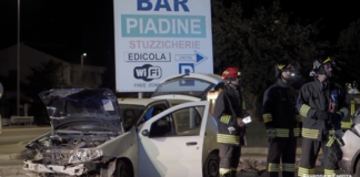 La fuga dopo la rapina termina con un incidente: malvivente esce di strada e si schianta contro un’auto