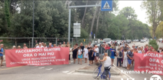 A Marina Romea la protesta per le strade e i marciapiedi dissestati
