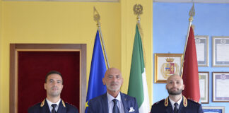 Il Questore di Ravenna Lucio Pennella dà il benvenuto a due nuovi funzionari della Polizia di Stato