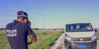 San Romualdo: colpita alla testa dallo specchietto di un furgone mentre camminava per strada