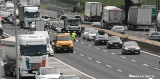 Grave incidente in autostrada: motociclista trasportato al Bufalini