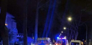 Perde il controllo del furgone e si schianta contro le auto parcheggiate a lato della strada