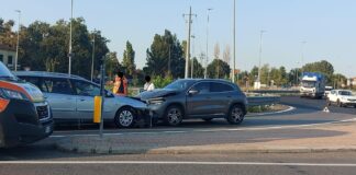 Entra nella rotatoria dalla corsia sbagliata: inevitabile il frontale con un’altra auto