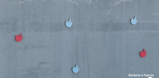 Colombe si “posano” lungo il muro di via Renaccio per ricordare le famiglie colpite dall’alluvione