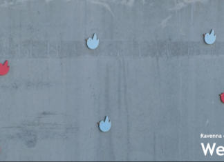 Colombe si “posano” lungo il muro di via Renaccio per ricordare le famiglie colpite dall’alluvione