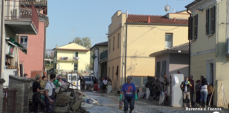 A Traversara si lavora per liberare strade e case dal fango e per chiudere la grande breccia sul Lamone