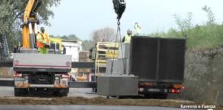 Una barriera di terra e cemento per proteggere via Cimatti