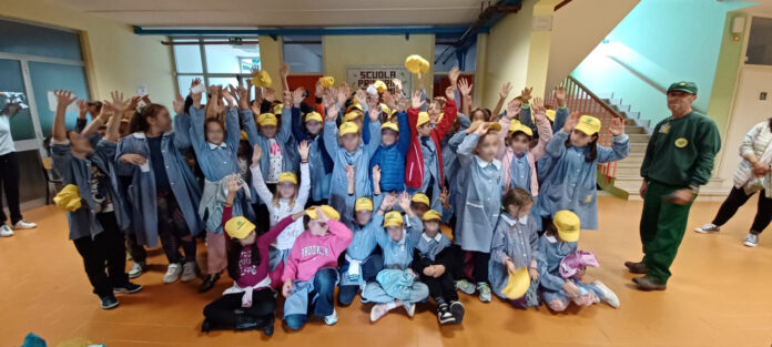 I ragazzi delle scuole di Voltana per l'iniziativa Puliamo il mondo, 10 ottobre 2024 (1)