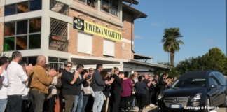 L’ultimo omaggio ad Antonio Mazzetti davanti al suo ristorante