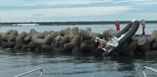 Cadono in mare due diportisti ed il gommone continua la navigazione fino ad arenarsi sulla sponda diga foranea sud