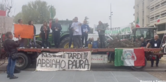 Manifestazione degli alluvionati a Bologna davanti alla sede della Regione. Sale la rabbia e lo sconforto