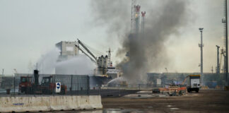 Incendio ad una gru nel porto