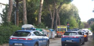 Donna accoltellata per strada davanti alla figlia