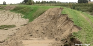 Ruspe al lavoro per ricostruire l’argine a Pieve Cesato