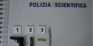 Entra in un locale con un pistola e munizioni: arrestato