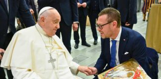 Un pannello in mosaico opera di Annafietta donato al Santo Padre