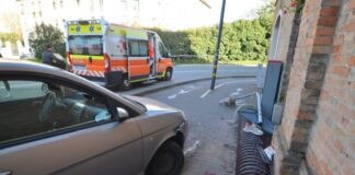 Sbanda con l’auto e investe due pedoni: una donna in gravi condizioni in ospedale