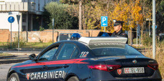 Faenza: crea scompiglio in un supermercato e cerca di aggredire i Carabinieri, scattano le manette