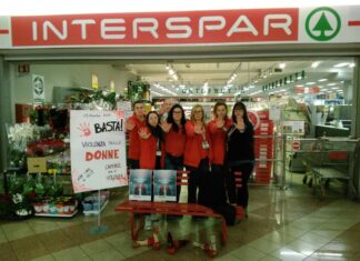 Scarpette rosse nei supermercati contro la violenza sulle donne