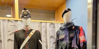 Lugo: Festa Forze Armate. In vetrina da Liverani Abbigliamento due uniformi dei Carabinieri