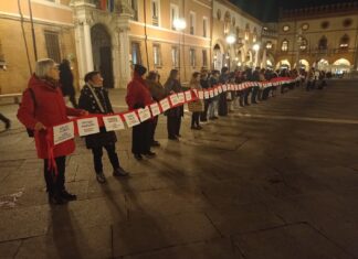 Più di 100 persone in piazza del popolo a Ravenna per il Flash mob È strage
