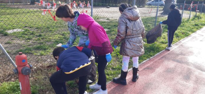 Raccolta di rifiuti dagli spazi pubblici