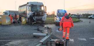 Adriatica bloccata. Camion salta la rotonda della Ravegnana e abbatte palo della luce