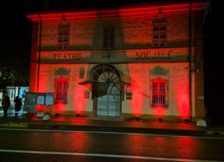 Il Teatro Socjale si tinge di rosso nelle giornate contro la violenza sulle donne