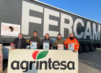 Bancali d’acqua, alimenti, vestiti e carrozzine per chi è stato colpito dall’alluvione