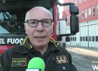 “Una rosa per la vita”: i Vigili del Fuoco inaugurano una panchina rossa contro la violenza sulle donne