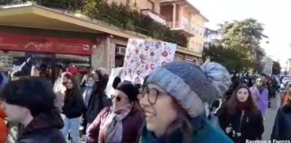 Partito il corteo “Uomini in scarpette rosse” contro la violenza sulle donne
