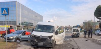 Scontro tra due furgoni e un’auto: tre feriti alle Bassette