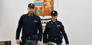 Arrestato dalla Polizia un cittadino straniero con in casa droga e gioielli rubati